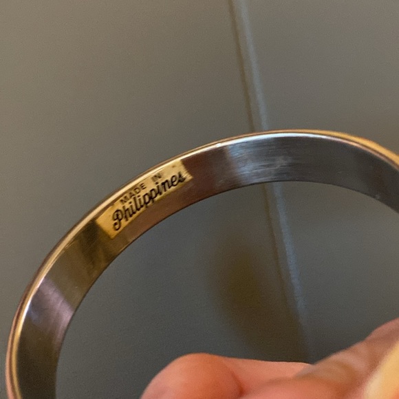 Pretty bracelet in pale blue/green made in Philippines - Picture 3 of 6